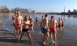 Osječani ponovno zaigrali božićni picigin u Dravi