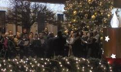 Uz molitvu, pjesmu i poruke ljubavi županica Nataša Tramišak upalila 3. adventsku svijeću u Đakovu