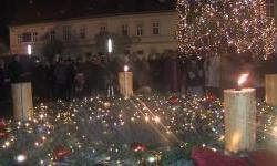 Ministar obrane Ivan Anušić u Osijeku upalio 3. adventsku svijeću i poručio: svi molimo za mir
