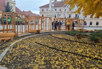 Pripreme za Advent na Trgu svetoj Trojstva u osječkoj baroknij jezgri Tvrđi