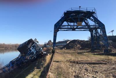 [FOTO-VIDEO] Srušila se lučka dizalica u starom ''Tranzitu''. Jedna ozlijeđena osoba u životnoj opasnosti, tri lakše ozlijeđene!