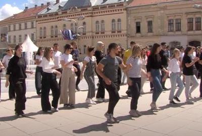 Plesna podrška Baby Lasagni od osječkih maturanata