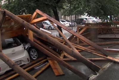 Nevrijeme zahvatilo i Slavoniju – vjetar srušio drvenu skelu s osječke glavne pošte