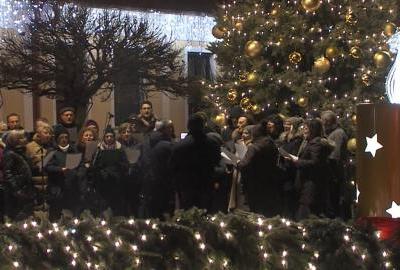 Uz molitvu, pjesmu i poruke ljubavi županica Nataša Tramišak upalila 3. adventsku svijeću u Đakovu