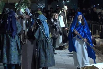 Božićni ugođaj u Valpovu upotpunjen živim jaslicama