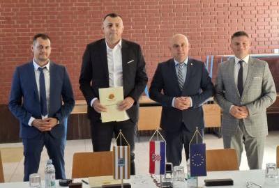 Kroz projekt rekonstrukcije i dogradnje škola u Cerni dobiva nove učionice, dizalo, sportsko igralište…