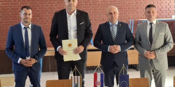 Kroz projekt rekonstrukcije i dogradnje škola u Cerni dobiva nove učionice, dizalo, sportsko igralište…