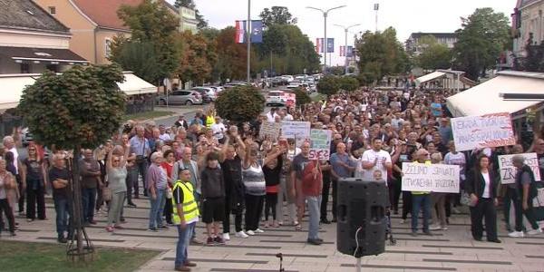 Našičani prosvjedovali protiv spaljivanja otpada iz Gospića u njihovoj cementari