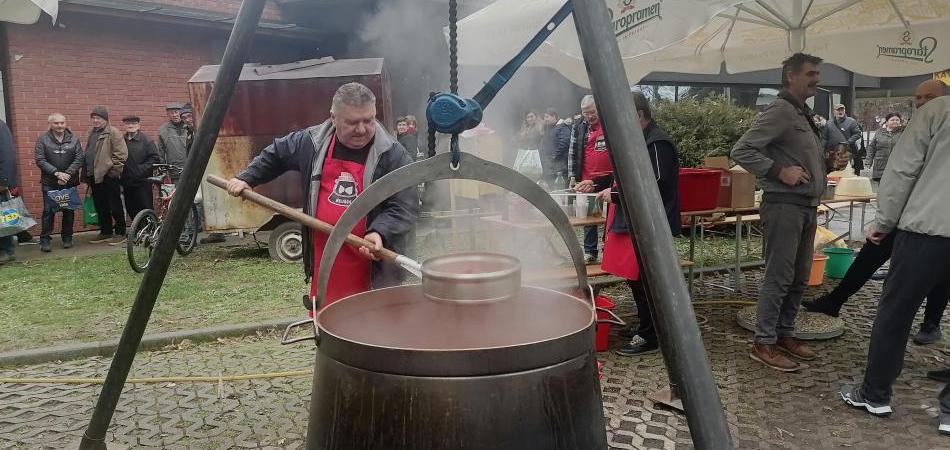 Belišćanima za Badnjak 600 litara najboljeg fiš paprikaša u državi