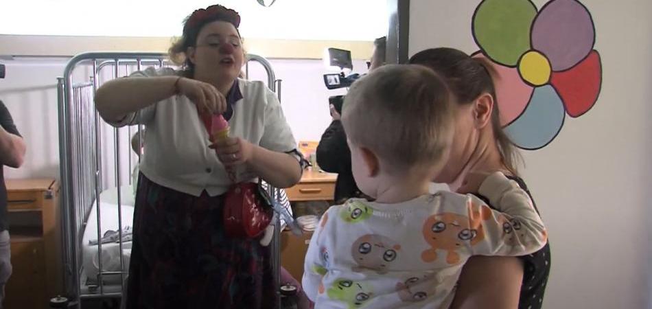 Crveni nosovi posjetili mališane u osječkom KBC-u