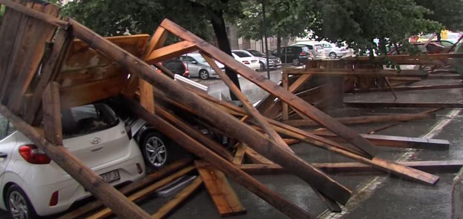 Nevrijeme zahvatilo i Slavoniju – vjetar srušio drvenu skelu s osječke glavne pošte