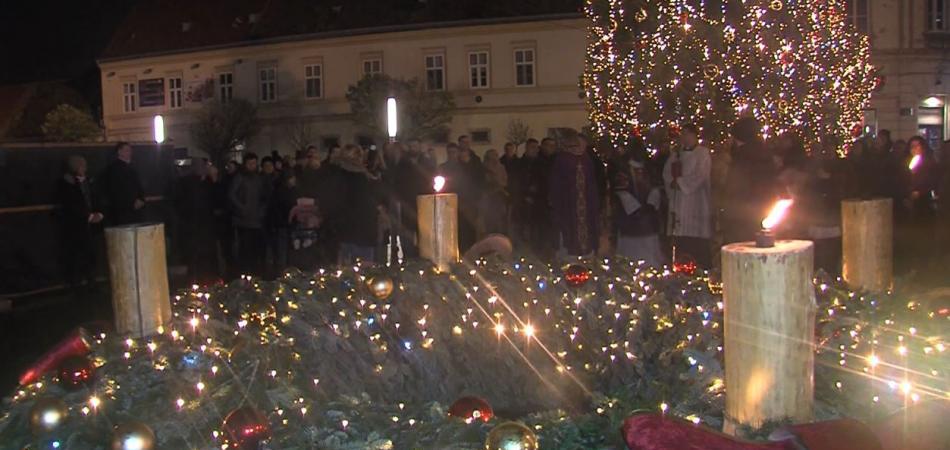 Ministar obrane Ivan Anušić u Osijeku upalio 3. adventsku svijeću i poručio: svi molimo za mir