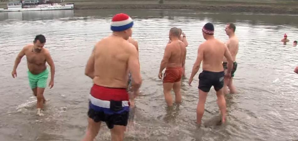 Najhrabriji zaigrali 10. božićni picigin u hladnoj Dravi na osječkoj Kopiki