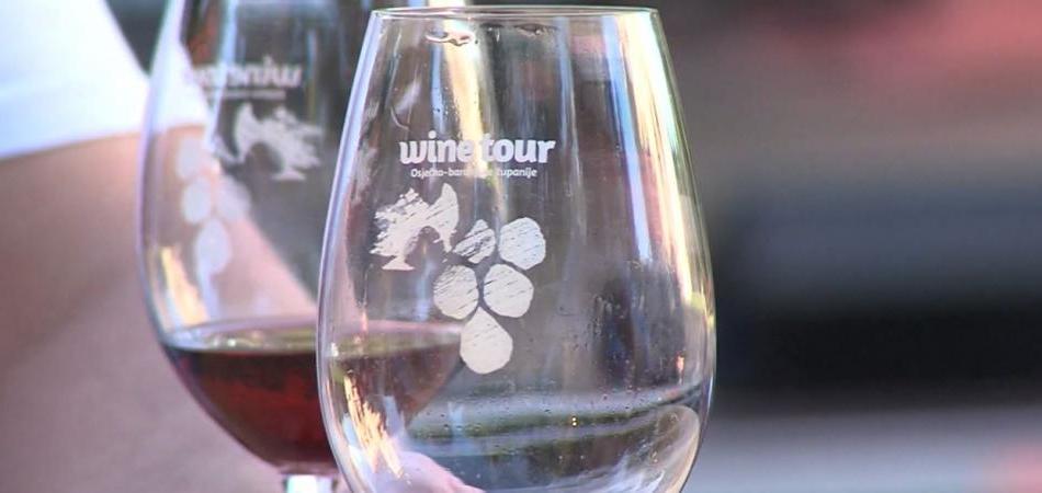Večer vina u Perivoju u Našicama prvi put održana u ljetnom izdanju