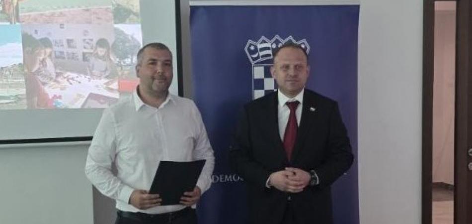 Gradu Našicama uručeni ugovori za nova ulaganja u dječje igralište i vrtić