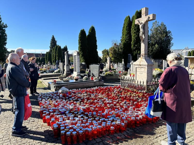 Cvijeće i svijeće na posljednjim počivalištima najmilijih