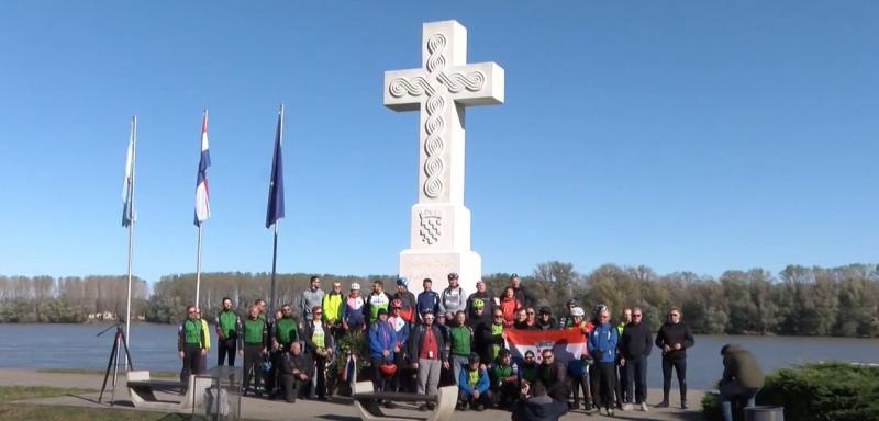 Prigodom Dana sjećanja pedesetak rekreativaca bicikliralo od Osijeka do Vukovara