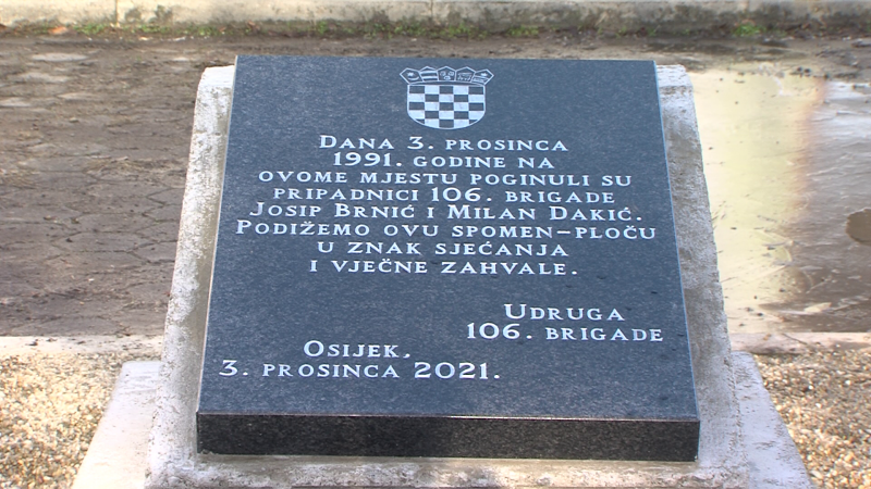 Otkrivena spomen ploča dvojici poginulih branitelja u Svačićevoj ulici u Osijeku