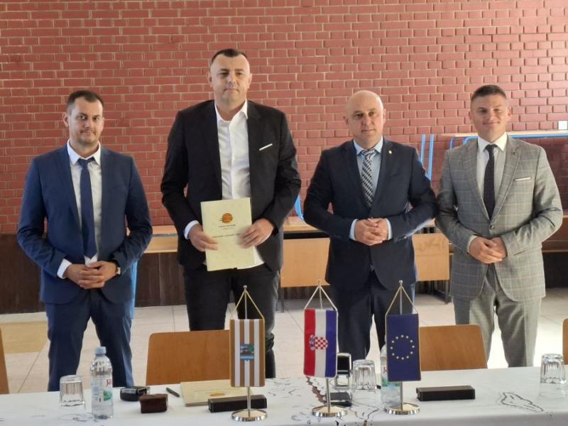 Kroz projekt rekonstrukcije i dogradnje škola u Cerni dobiva nove učionice, dizalo, sportsko igralište…