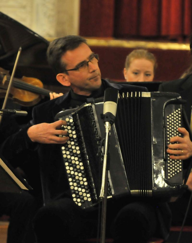 Koncertni ciklus grada: Dražen Košmerl na klasičnoj harmonici izvodi Piazzollu, Bacha i Runčaka